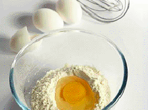 Bol con huevo y harina